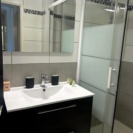 - Bright & Renovated 3-room Apartment