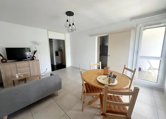 - Bright & Renovated 3-room Apartment